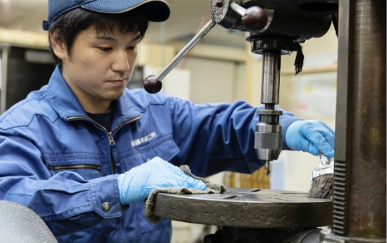 機械加工だけでは取り切れないバリなどは手作業で丁寧に除去し、安心・安全・高品質をご提供します。